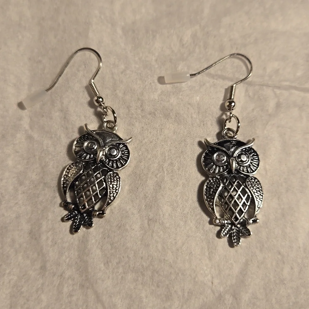 3/ $15 New Silver Owl Earrings - Picture 2 of 4